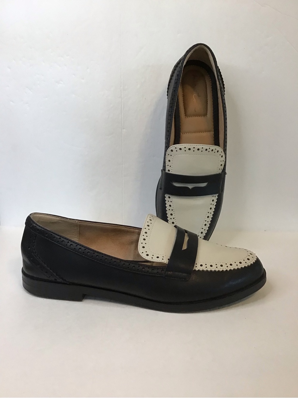 ME TOO Women's Classic Black & Ivory Two-Tone Soft Faux Leather Penny Loafer 9.5 - Picture 3 of 8